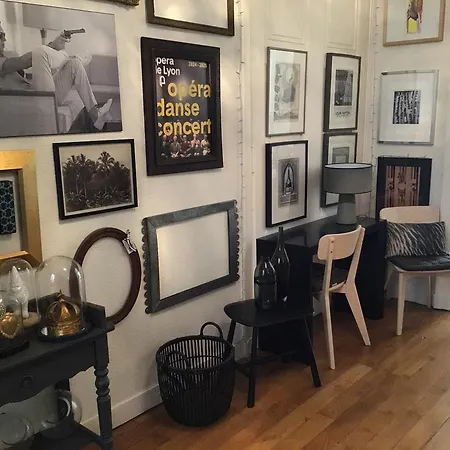 Nuit Au Second D Hotes ليون